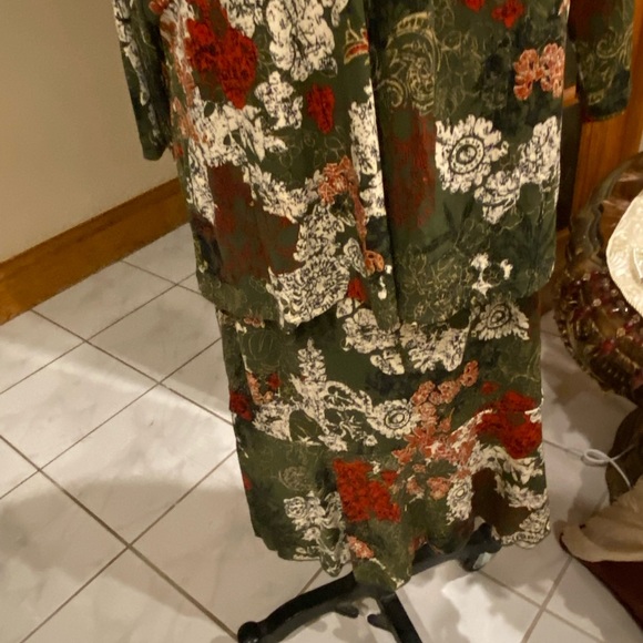Two piece skirt and top in sage red white and gold great career outfit size 1x - Picture 3 of 7